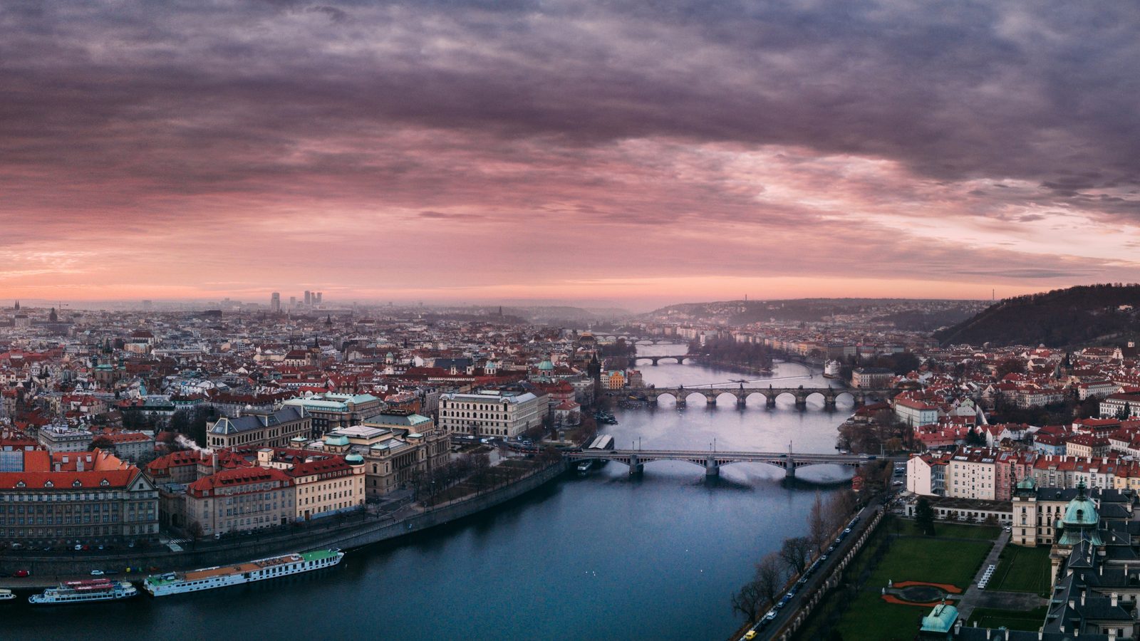 Prag im Wandel der Zeiten — Moldaubrücken am Abend